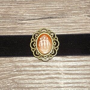 VELVET MUSE Three Graces Cameo Choker - Black